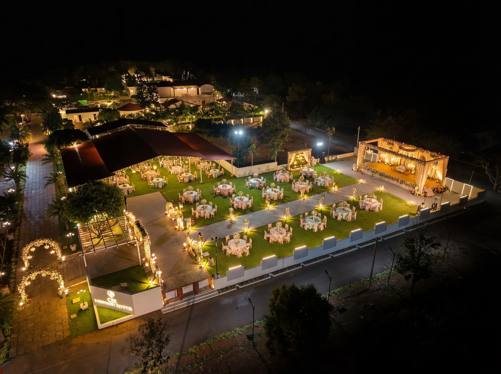 Outdoor vs. Indoor Weddings: Finding the Perfect Balance for Your Big Day
